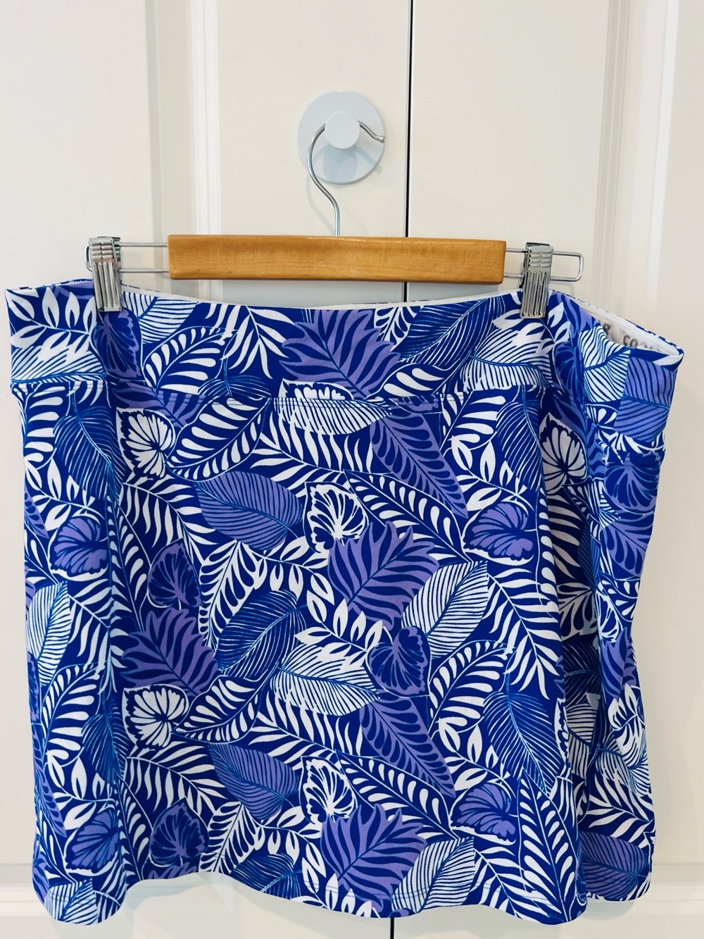 Coolibar 2X blue & white tropical leaf pattern sandbar swim skort style 03270